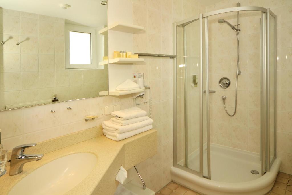 Single Room,684454443:JPEG